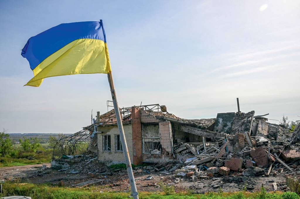 UKRAINE-RUSSIA-CONFLICT-WAR OFENSIVA - Bandeira ucraniana em área retomada: grande desafio à anexação -