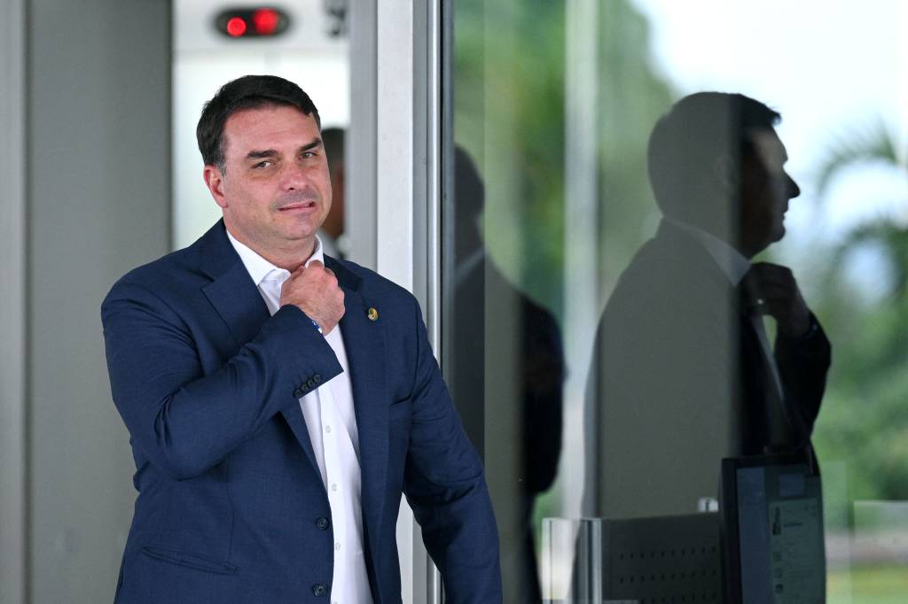 Flávio Bolsonaro fala pela primeira vez após a derrota do pai