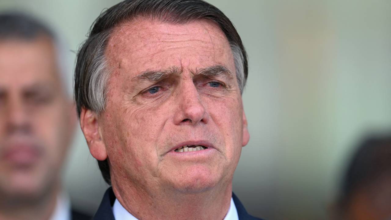 Brazilian President and re-election candidate Jair Bolsonaro speaks to the press, at Alvorada Palace in Brasilia, on October 5, 2022. - Brazil's bitterly divisive presidential election will be decided in a runoff on October 30 as incumbent Jair Bolsonaro beat first-round expectations to finish a closer-than-expected second to front-runner Luiz Inacio Lula da Silva in the October 2 first round. (Photo by EVARISTO SA / AFP)