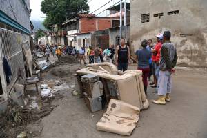 VENEZUELA-WEATHER-LANDSLIDE Moradores caminham entre os escombros de casas destruídas levadas por um deslizamento de terra durante fortes chuvas em Las Tejerias, estado de Aragua, Venezuela. 10/10/2022