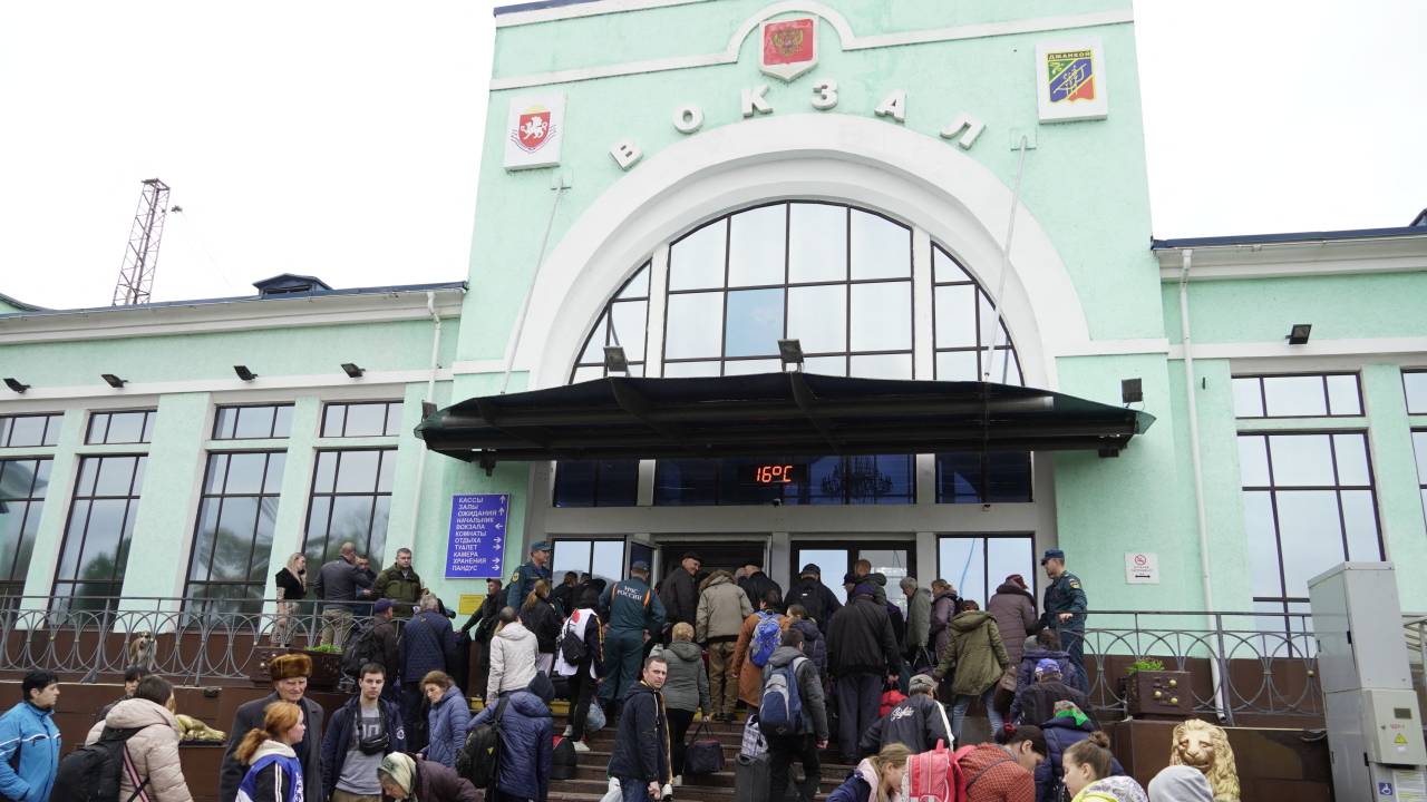 Civilians evacuated from the city of Kherson, which Moscow claims to have annexed, gather at the railway station of the Crimean town of Dzhankoi for futher evacuation into the depths of Russia on October 26, 2022, days after Kherson pro-Russian authorities urged residents of the region's eponymous main city to leave "immediately" in the face of Kyiv's advancing counter-offensive. (Photo by STRINGER / AFP)