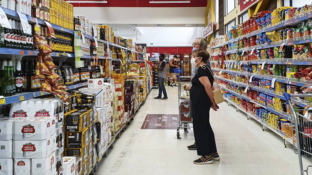 INCERTEZA - Consumo menor: o comércio segue em ritmo modesto -
