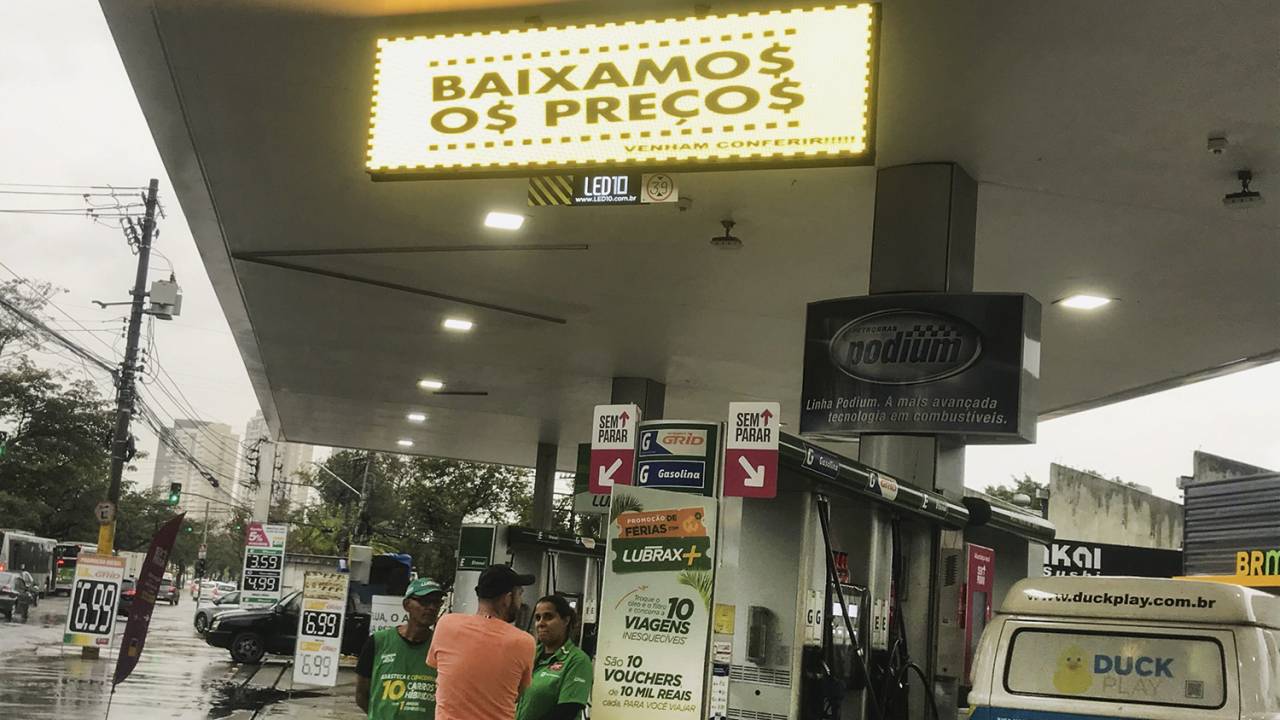 DUROU POUCO - Posto de gasolina na cidade de São Paulo: os preços voltaram a subir nas primeiras semanas de outubro -