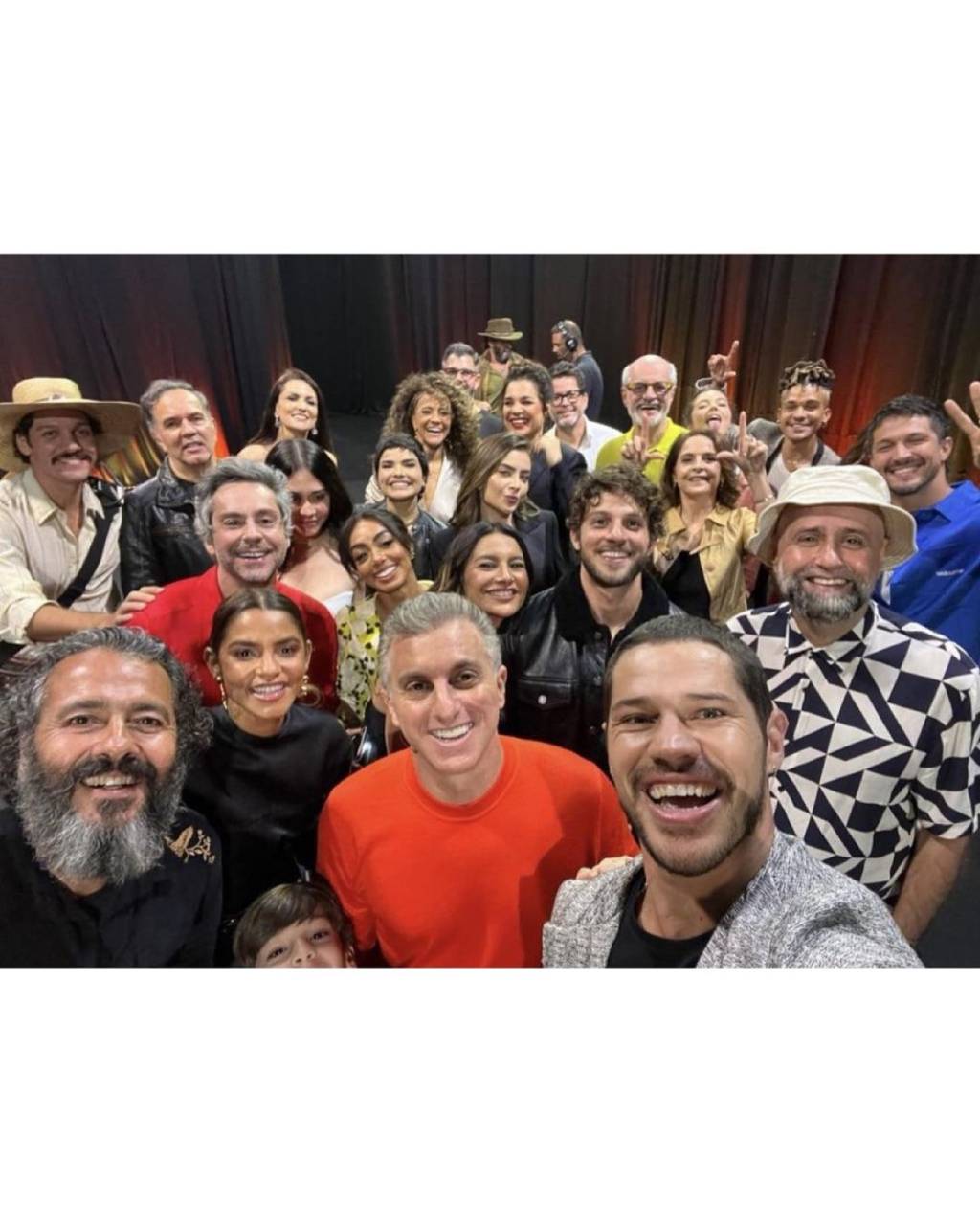Elenco de Pantanal e Travessia com Luciano Huck 1 Os gestos políticos no fundo da foto -
