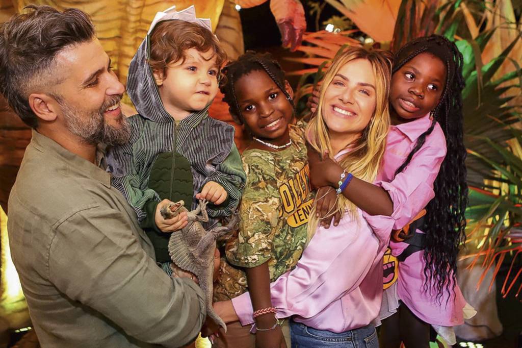 Bruno-Gagliasso-família-2.jpg LAR, DOCE LAR - Com Giovanna e os filhos: um clã unido contra o preconceito -