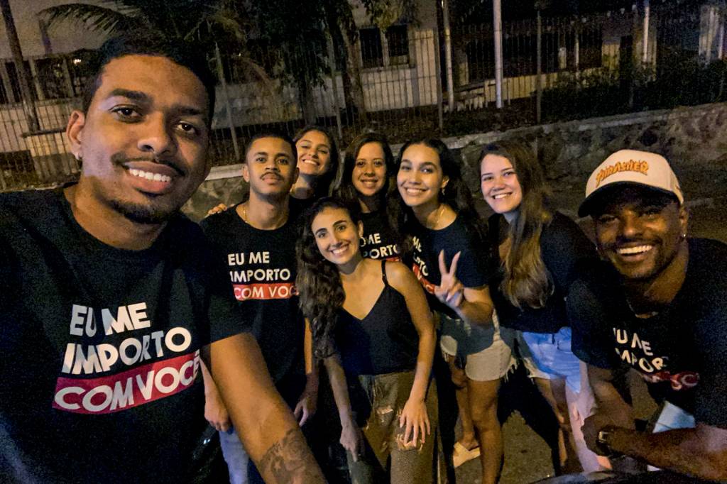 EU ME IMPORTO COM VOCÊ-ONG-1.jpeg PRIMEIRO O OUTRO - “A sensação de ajudar as pessoas me deixa renovada”, afirma a estudante carioca Juliane Ramos (no centro), integrante do grupo Eu Me Importo com Você, que distribui comida a moradores de rua no Rio de Janeiro. Atitudes como a dela são um motor para a boa saúde física e mental -