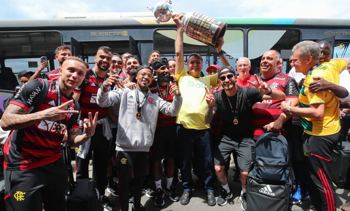 Bolsonaro levanta a taça da Libertadores.