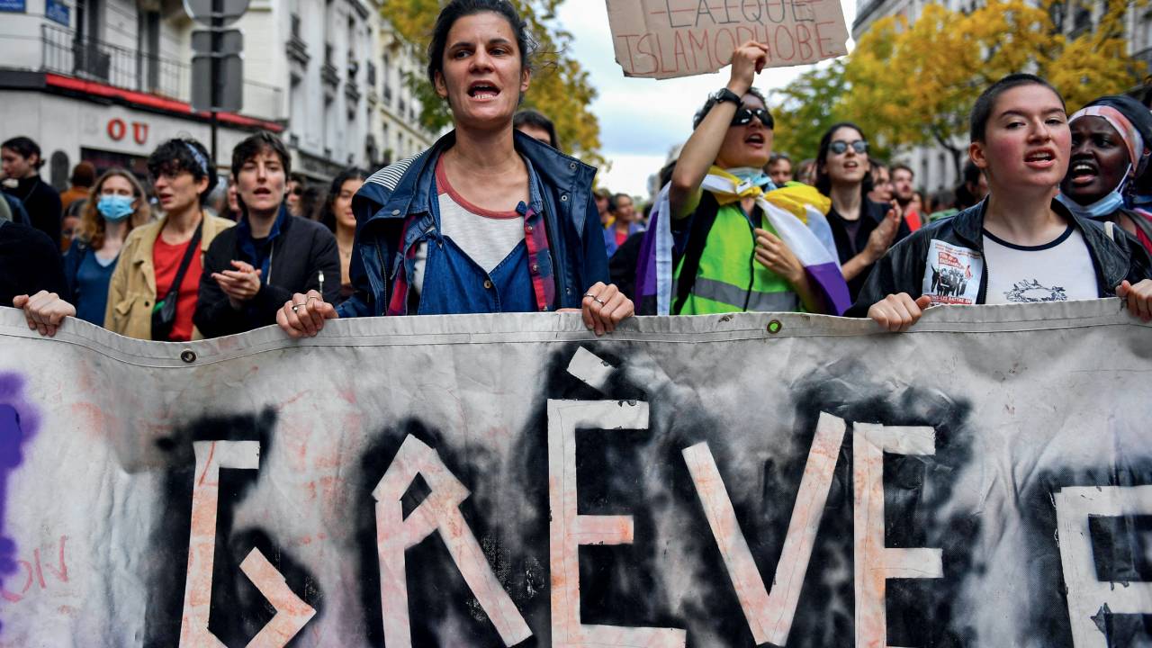 ÀS RUAS, CIDADÃOS - Passeata de grevistas na França: insatisfação popular no país das manifestações -