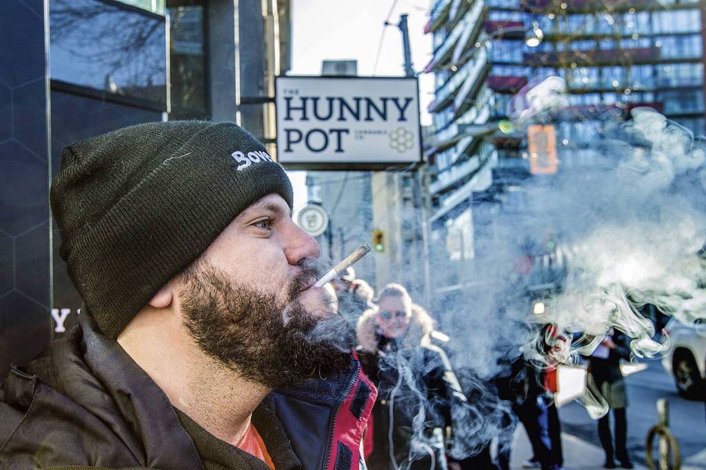 GettyImages-1134483910.jpg CANADÁ - Fronteiras definidas: o país, que educa e conscientiza, permite fumar baseado em espaços ao ar livre não frequentados por crianças — na prática, bem poucos -