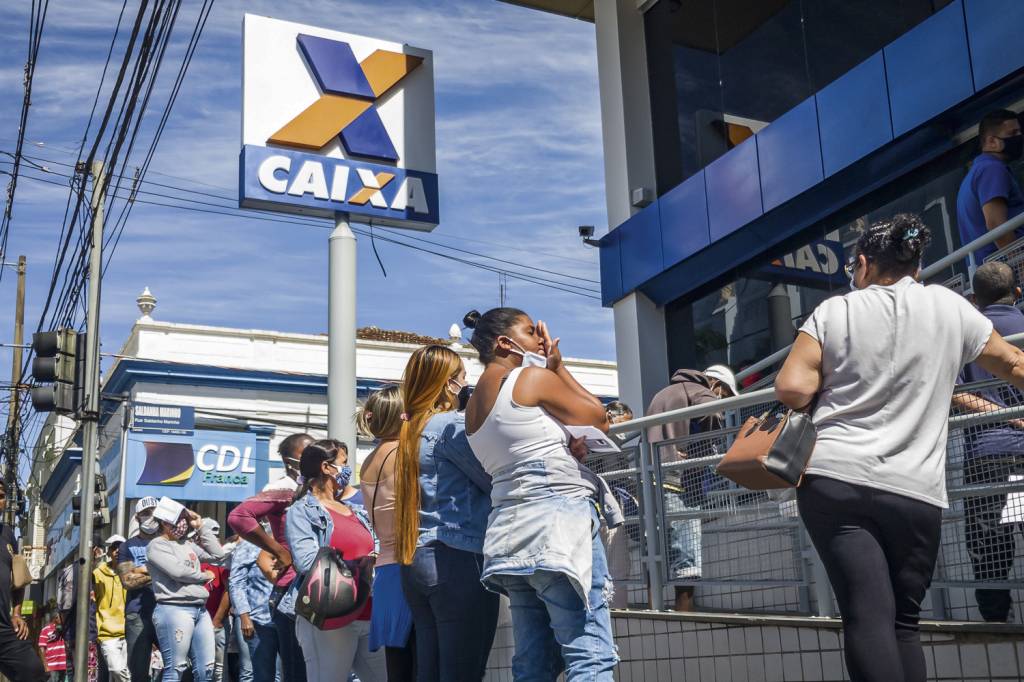 GettyImages-1211425845.jpg GASTO MANTIDO - Fila do Auxílio Brasil: o valor deve continuar em 600 reais -