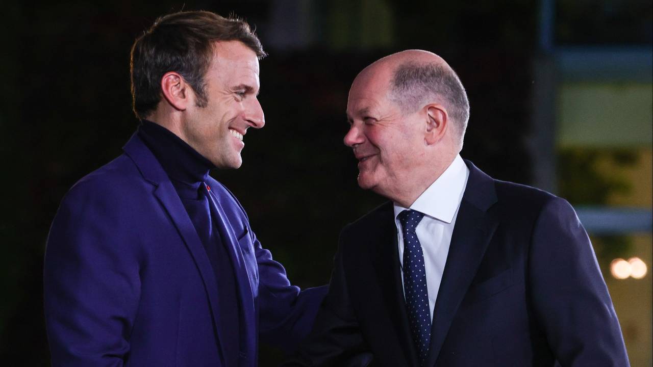 O chanceler alemão Olaf Scholz recebe o presidente francês Emmanuel Macron para conversas na Chancelaria em Berlim, na Alemanha. Os dois líderes estão se reunindo enquanto a Europa enfrenta incerteza contínua sobre o fornecimento de energia e riscos de inflação alta devido às consequências decorrentes da guerra em curso da Rússia na Ucrânia. 03/10/2022