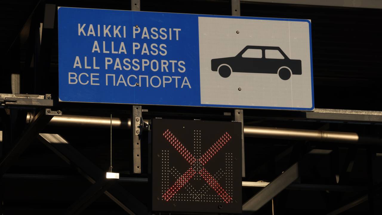 IMATRA, FINLÂNDIA - 24 DE MAIO: Um sinal paira acima de um controle de passaporte na tranquila e quase vazia passagem de fronteira de Imatra entre a Finlândia e a Rússia em 24 de maio de 2022 perto de Imatra, Finlândia. A atividade comercial entre Imatra e a cidade russa vizinha de Svetogorsk, já prejudicada por dois anos de restrições relacionadas ao Covid, sofreu mais um golpe pelas sanções internacionais impostas à Rússia devido à guerra em andamento na Ucrânia. De acordo com um guarda de fronteira finlandês, uma média de 150 caminhões passaria pela fronteira na passagem de Imatra por dia antes das sanções. Hoje ele diz que a média é de 12 a 15. Embora a Finlândia tenha aderido às sanções e também tenha condenado a guerra com veemência, agora enfrenta consequências, especialmente depois de apresentar seu pedido de adesão à aliança militar da Otan. Moscou, irritada com a oferta da Finlândia à OTAN, interrompeu o fornecimento de gás natural para a Finlândia em 21 de maio em resposta.