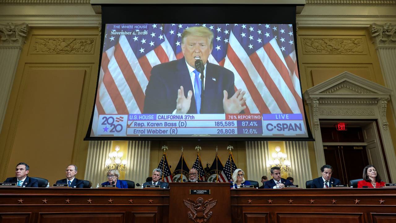 WASHINGTON, DC - 13 DE OUTUBRO: Um vídeo do ex-presidente Donald Trump é reproduzido durante uma audiência pelo Comitê Seleto da Câmara para Investigar o Ataque de 6 de janeiro ao Capitólio dos EUA no Cannon House Office Building em 13 de outubro de 2022 em Washington, DC. O comitê bipartidário, possivelmente em sua audiência final, vem reunindo evidências há quase um ano relacionadas ao ataque de 6 de janeiro no Capitólio dos EUA. Em 6 de janeiro de 2021, apoiadores do ex-presidente Donald Trump atacaram o Capitólio dos EUA durante uma tentativa de interromper uma votação no Congresso para confirmar a vitória do presidente Joe Biden no colégio eleitoral.