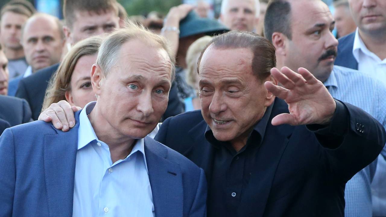 YALTA, CRIMEIA - 11 DE SETEMBRO: O presidente russo Vladimir Putin (L) e o ex-primeiro-ministro italiano Silvio Berlusconi (R) são vistos durante uma caminhada conjunta nas ruas em 11 de setembro de 2015 em Yalta, Crimeia, presidente russo Vladimir Putin e Silvio Berlusconi estão fazendo uma viagem conjunta à Crimeia, território disputado entre Ucrânia e Rússia, anexado em março de 2014.