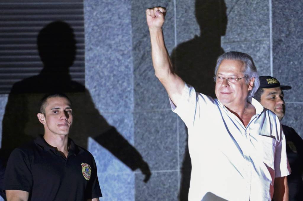 MENSALAO-PRISAO-JOSE-DIRCEU-113.jpg CRIMES - Mensalão: desvios, suborno e condenações à prisão de vários petistas -