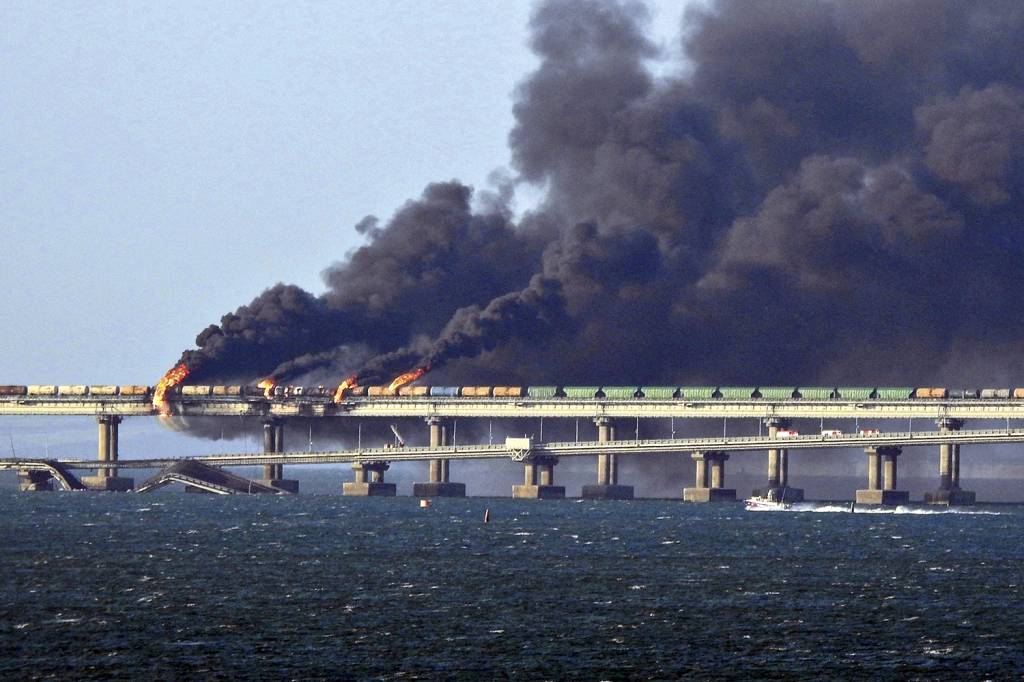 PONTE-CRIMEIA-RUSSIA-ATAQUE-UCRANIA-2022-01.jpg HUMILHAÇÃO - Explosão na ponte para a Crimeia: golpe no orgulho do Kremlin -
