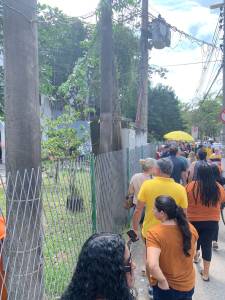 Ciep Margareth Mee, na Zona Oeste do Rio: eleitores passam meia hora na fila do lado de fora, debaixo do sol. Dentro, são mais pelo menos uma hora e meia de espera para votar