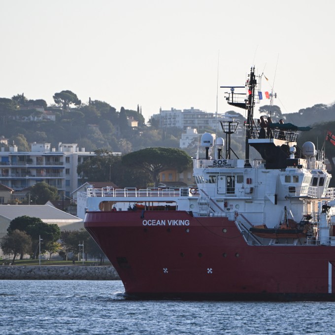 França recebe navio com 230 refugiados após Itália recusar assistência