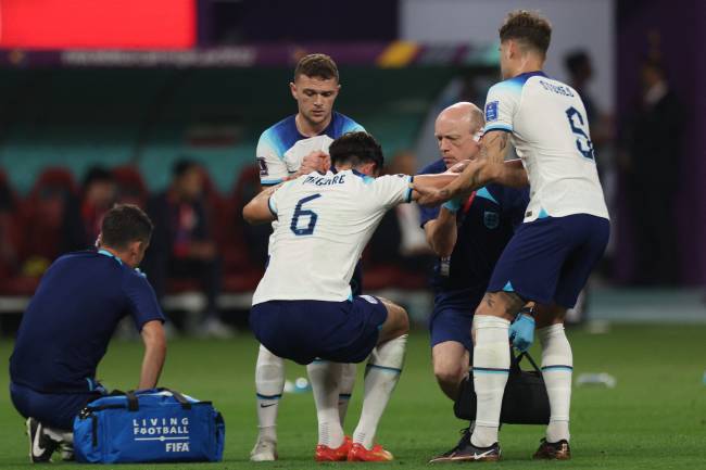 FBL-WC-2022-MATCH03-ENG-IRI Maguire precisou ser substituído na estreia -