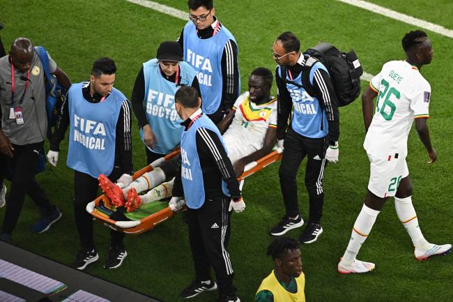 FBL-WC-2022-MATCH02-SEN-NED Kouyate foi substituído por lesão -