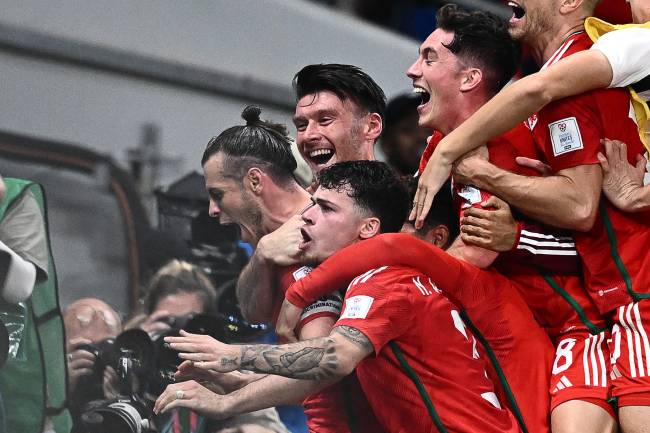 Alívio: Gareth Bale celebra seu gol no empate com os EUA Alívio: Gareth Bale celebra seu gol no empate com os EUA