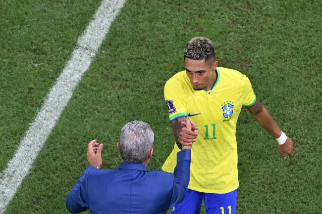 Brazil's coach Tite and Brazil's forward #11 Raphinha talk during the Qatar 2022 World Cup Group G football match between Brazil and Serbia at the Lusail Stadium in Lusail, north of Doha on November 24, 2022. (Photo by François-Xavier MARIT / AFP)