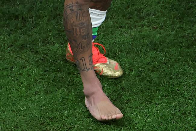 FBL-WC-2022-MATCH16-BRA-SRB Tornozelo direito inchado de Neymar -