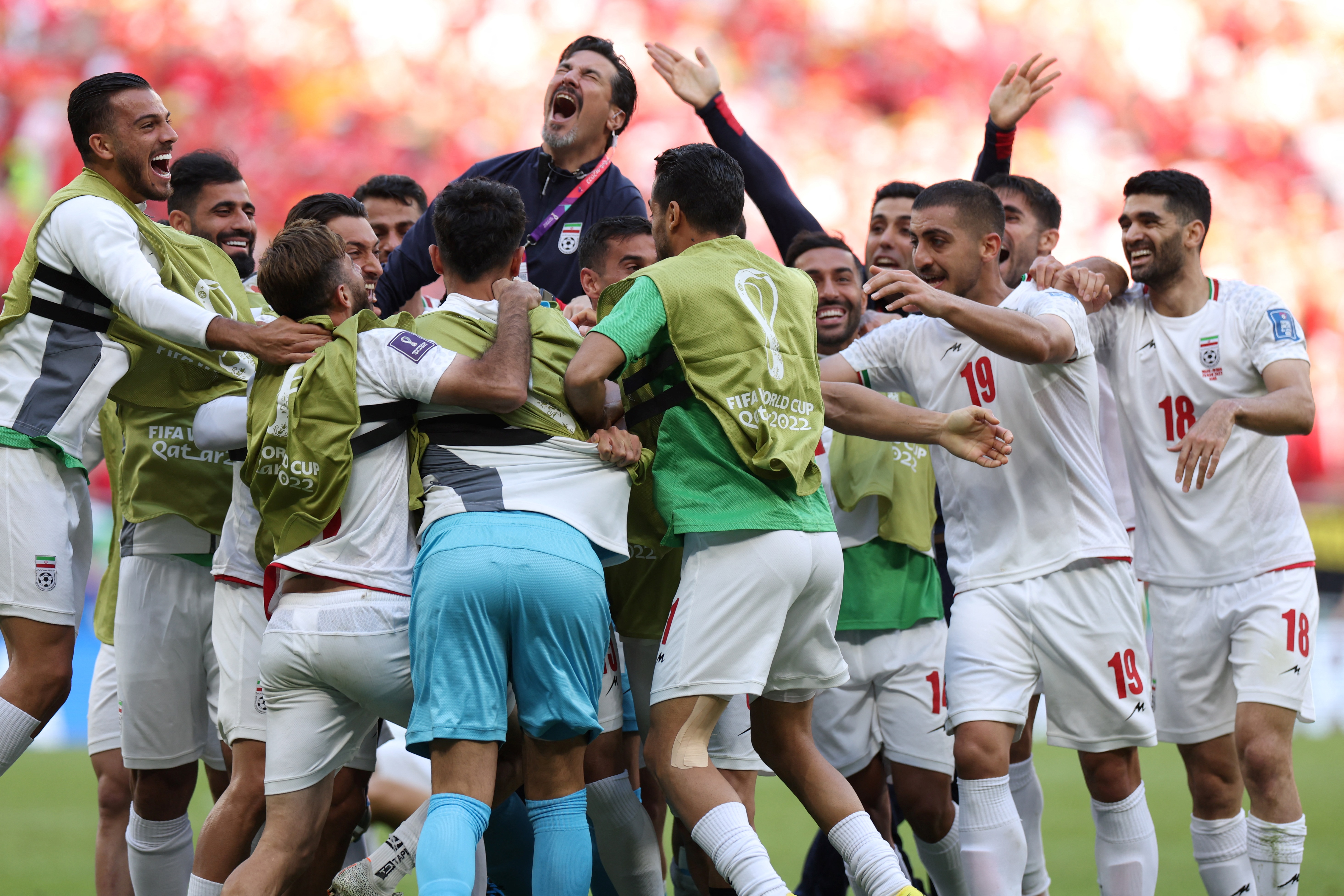 Irã vence Gales com gols no fim e sonha com classificação inédita na Copa