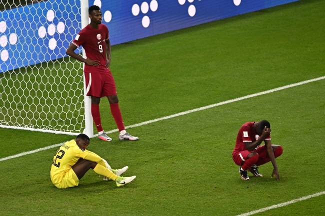 TOPSHOT-FBL-WC-2022-MATCH18-QAT-SEN Tristeza pela fraca campanha dos cataris no Mundial -