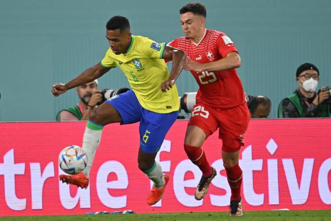 Alex Sandro Alex Sandro sofreu uma lesão no quadril -