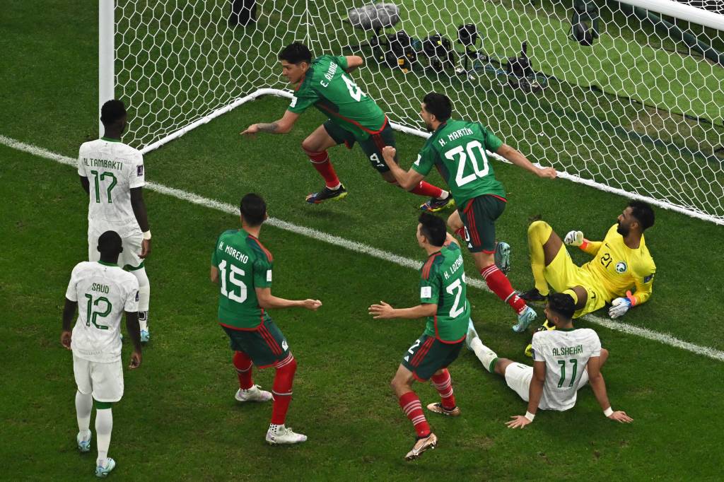 México vence a Arábia Saudita, mas se despede da Copa por saldo de gols