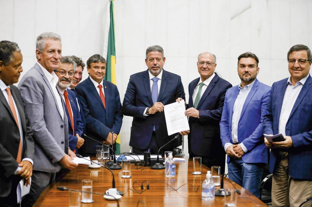 22288415-high.jpeg MEDIDA POLÊMICA - Alckmin entrega a minuta da PEC da Transição a Arthur Lira: gastos por tempo indeterminado -