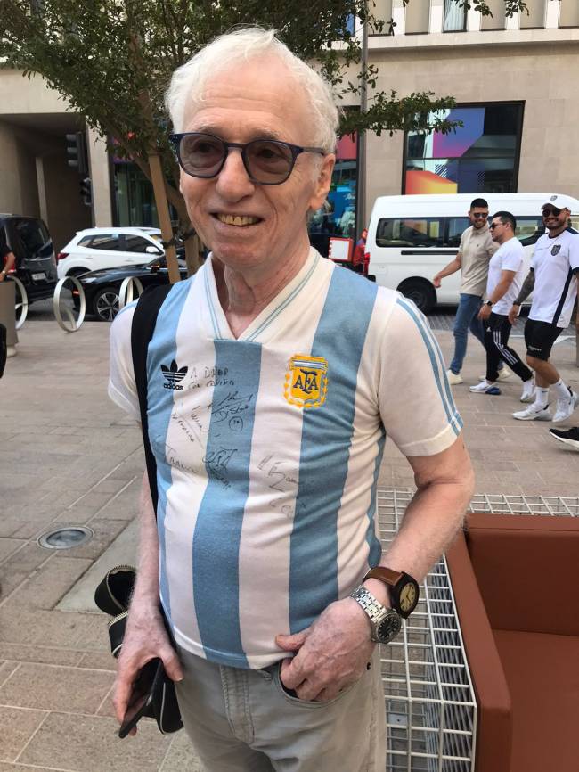 40632668-f3f4-4ae7-b8de-b933f4be33c0 Pablo Enrique Arm, de 75 anos, vindo de Israel para o Catar: camisa apertada e vastas lembranças -