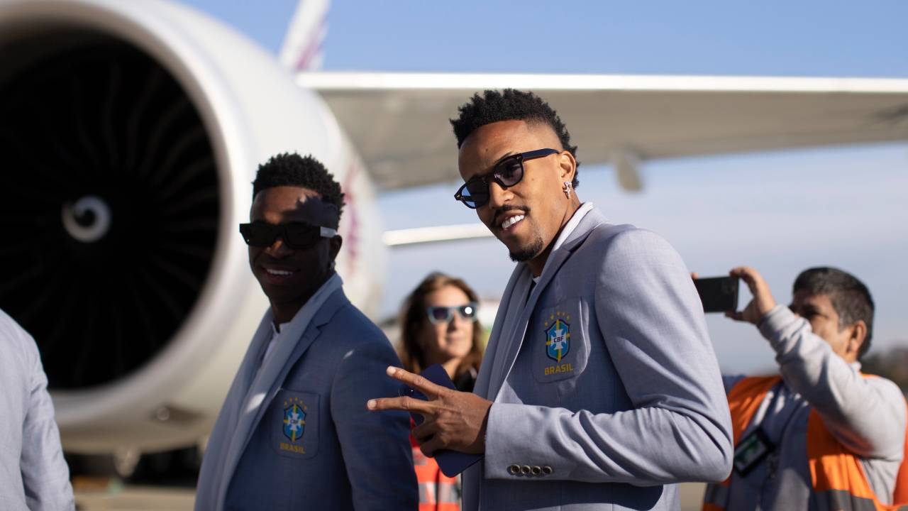 Eder Militão e Vinicius Júnior durante o desembarque -