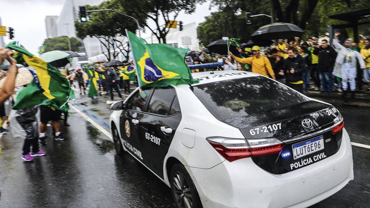 CONFRATERNIZAÇÃO - Protesto no Rio de Janeiro: veículo da Polícia Civil leva bandeira do Brasil em ato antidemocrático -