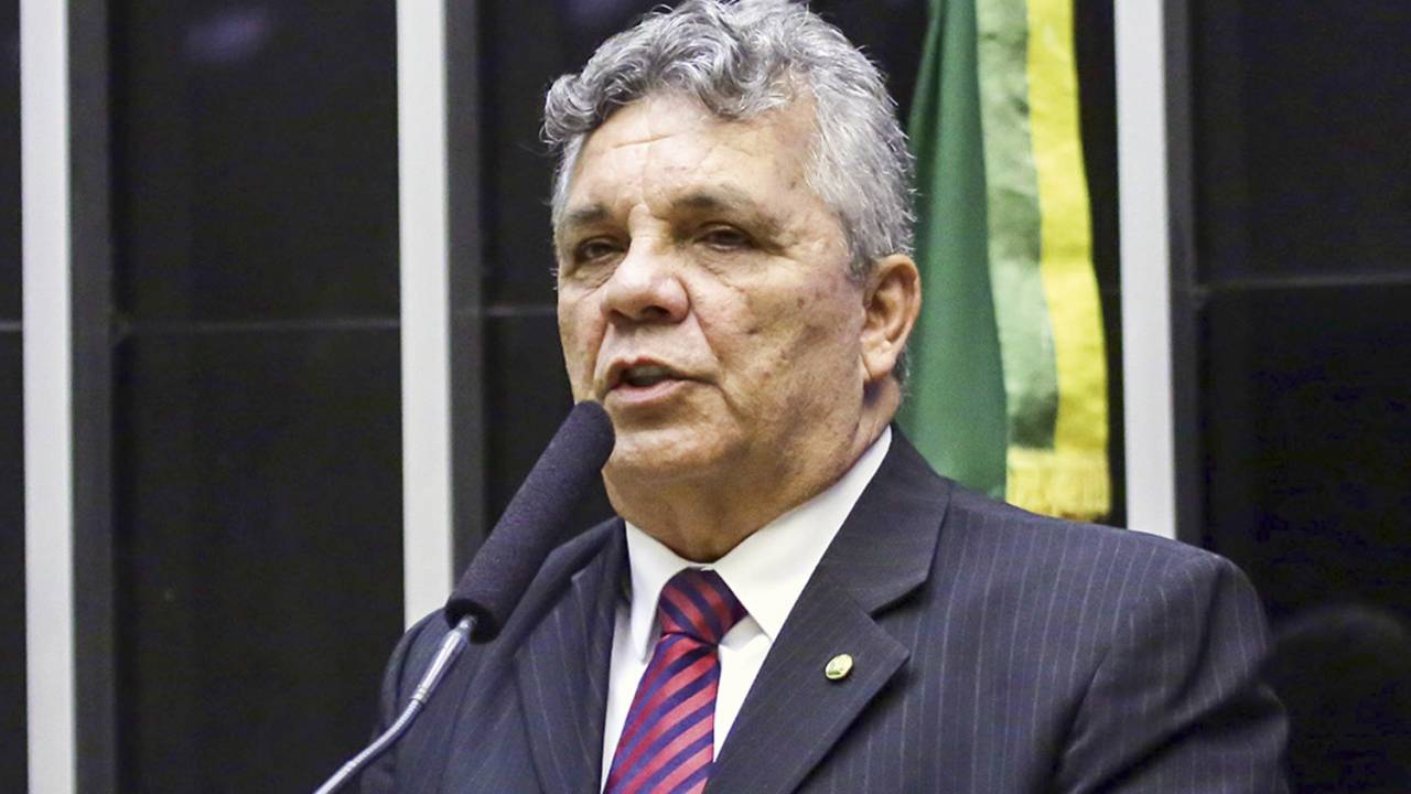 O LÍDER - Oposição em 2023, Alberto Fraga (PL-DF) articula a nova bancada da bala: “Não admitimos retrocesso” -