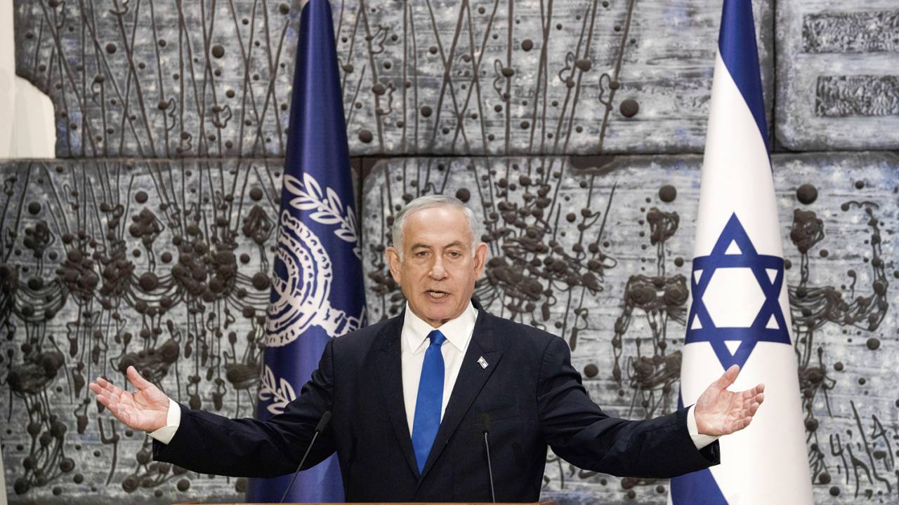 O RETORNO - Netanyahu: conquista da maioria no Parlamento com guinada da direita moderada para o extremismo -
