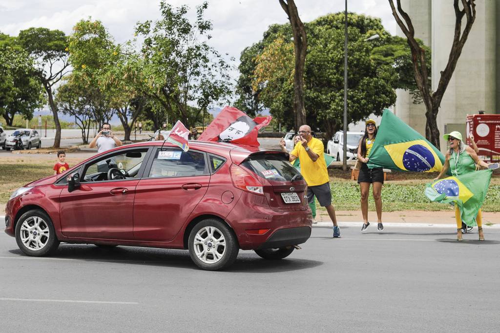BRASIL-POLARIZAÇÃO-PETISTAS-BOLSONARISTAS-2022-01.jpg UM PAÍS DIVIDIDO - Discussão no trânsito: a eleição revelou o tamanho da fissura que separa petistas e bolsonaristas -