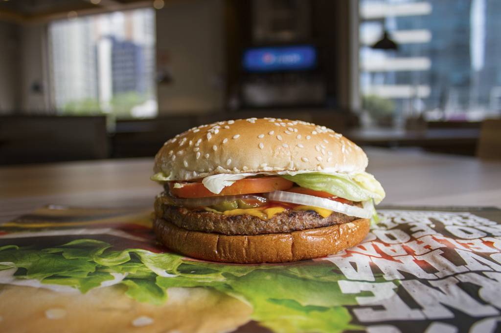 BURGER-KING-Rebel-Whoopper-BK.jpg NA MESA - Hambúrguer de planta: a inflação dos alimentos encareceu o produto -