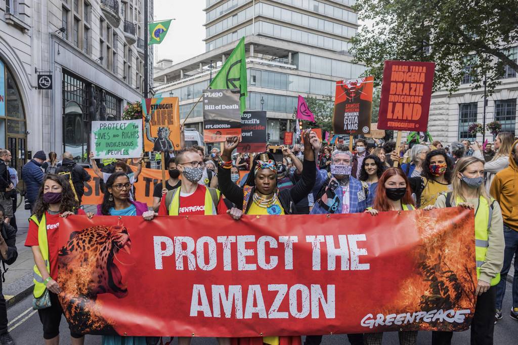 GettyImages-1234872811.jpg PROTESTO - Manifestantes na Inglaterra: preservação da floresta é a principal preocupação com o Brasil no exterior -