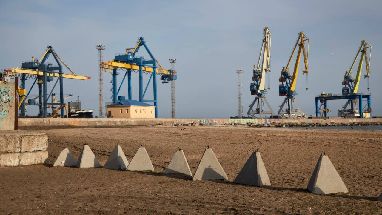 MARIUPOL, UCRÂNIA - 17 DE FEVEREIRO: Blocos de concreto em uma praia para bloquear veículos do Mar de Azov até a estrada principal fora do porto em 17 de fevereiro de 2022 em Mariupol, Ucrânia. As forças russas estão realizando exercícios militares em larga escala na Bielorrússia, na fronteira norte da Ucrânia, em meio a um tenso impasse diplomático entre a Rússia e os aliados ocidentais da Ucrânia. A Ucrânia alertou que está virtualmente cercada, com tropas russas concentradas nas fronteiras norte, leste e sul. Os Estados Unidos e outros países da OTAN emitiram alertas urgentes sobre uma potencial invasão russa, na esperança de deter Vladimir Putin expondo seus planos, enquanto tenta negociar uma solução diplomática.