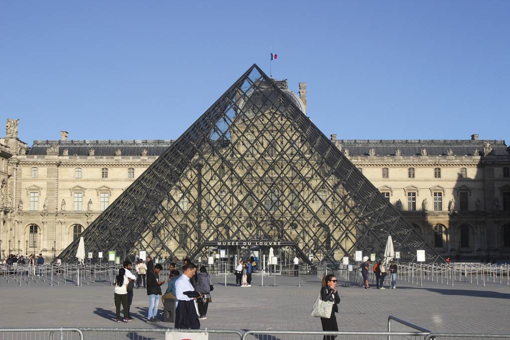 GettyImages-1240169321.jpg ASSIMILADA - Pirâmide do Louvre: o “delírio faraônico” virou um marco de Paris -