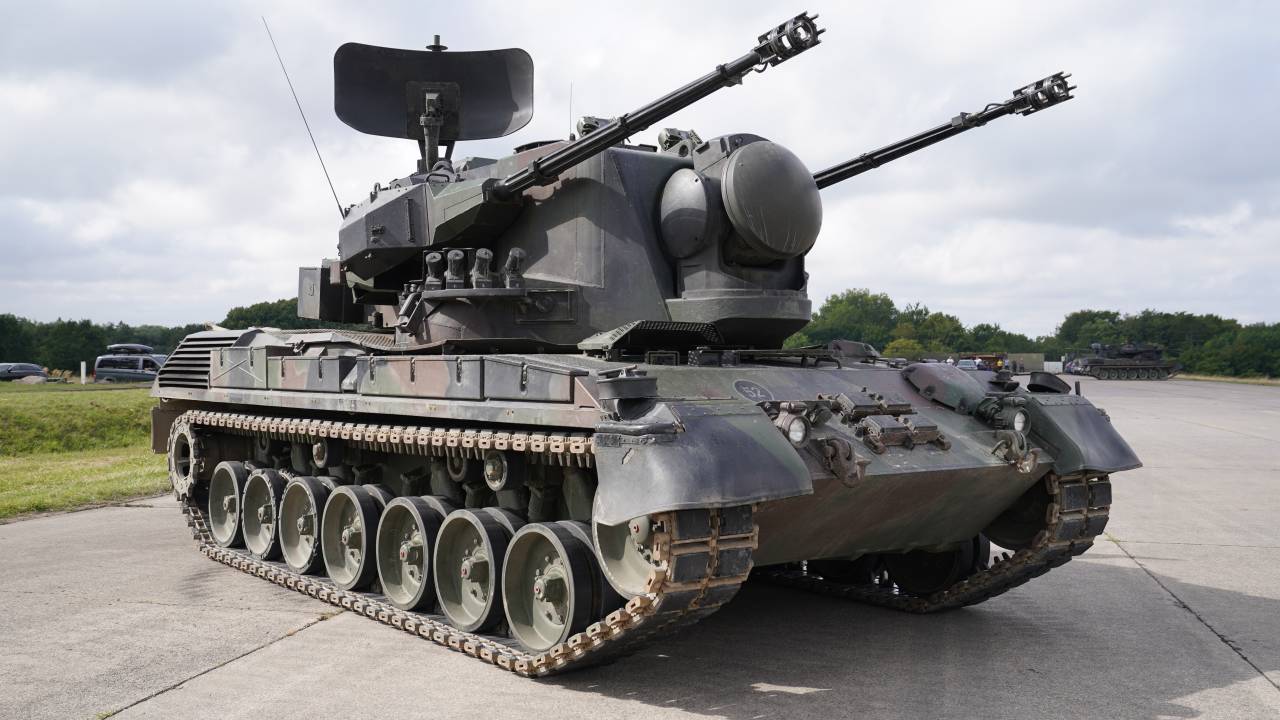 25 de agosto de 2022, Schleswig-Holstein, Putlos: Um tanque antiaéreo Gepard. O chanceler Scholz (SPD) visitou o programa de treinamento para soldados ucranianos no tanque de armas antiaéreas Gepard. Scholz conversou com os soldados e instrutores industriais da empresa de manufatura Krauss-Maffei Wegmann na área de treinamento militar de Putlos em Schleswig-Holstein