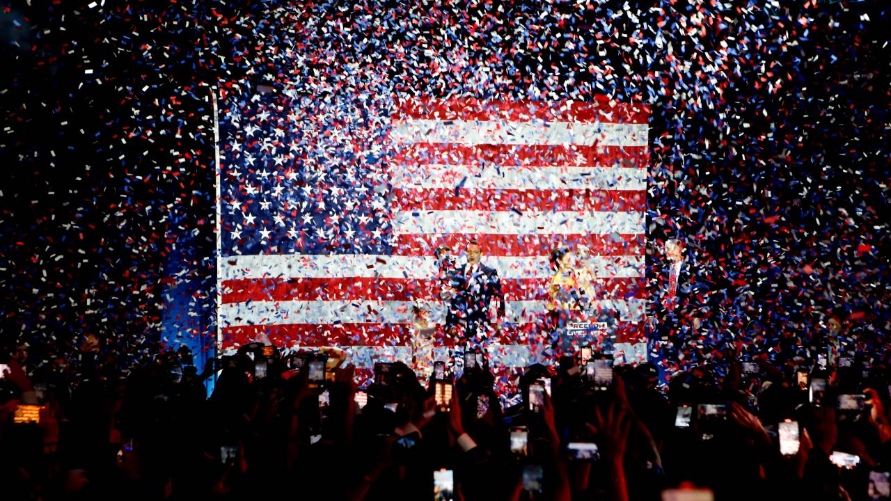 TAMPA, FL - 08 DE NOVEMBRO: O governador da Flórida Ron DeSantis, sua esposa Casey DeSantis e seus filhos comemoram a vitória sobre o candidato a governador democrata Rep. Charlie Crist durante uma festa eleitoral noturna no Centro de Convenções de Tampa em 8 de novembro de 2022 em Tampa, Flórida . DeSantis foi o vencedor projetado por uma vantagem de dois dígitos.