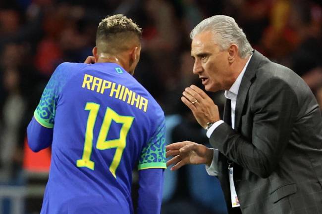 Tite e o atacante Raphinha, uma das boas novidades do último ano de trabalho Tite e o atacante Raphinha, uma das boas novidades do último ano de trabalho