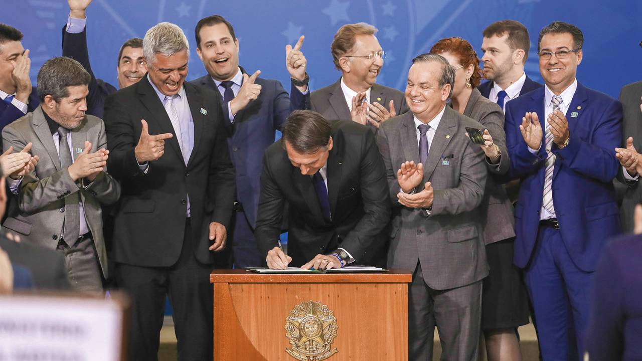 DISSEMINAÇÃO - Bolsonaro assina decreto facilitando o acesso às armas: o número quase triplicou em quatro anos -