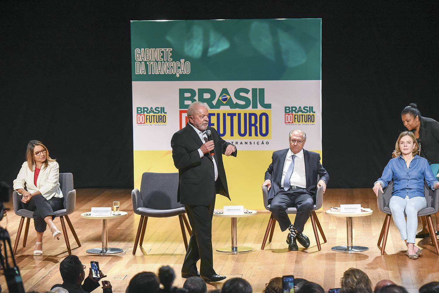 TEMERIDADE - Lula discursa no CCBB observado por Janja, Alckmin e Gleisi: relativização da responsabilidade fiscal e ataques a empresários e às privatizações -