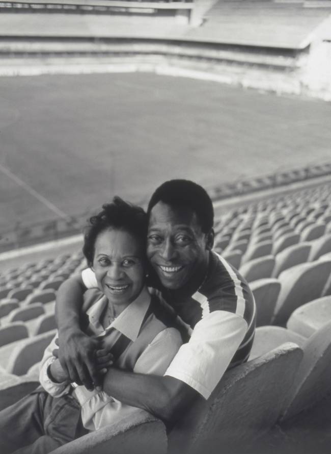 Pelé com sua mãe Celeste, no Estádio da Vila Belmiro. Pelé com sua mãe Celeste, no Estádio da Vila Belmiro -