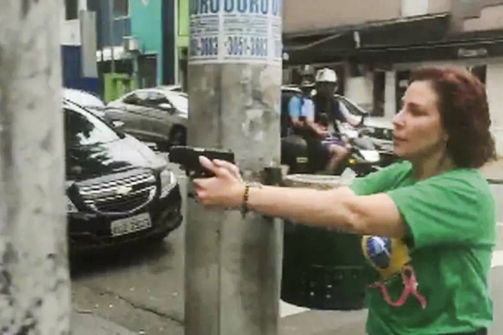VIDEO-CARLA-ZAMBELLI-ARMA-ELEICAO-2022-091.jpeg VIOLÊNCIA - Zambelli: a deputada sacou a arma após discutir com apoiador de Lula -