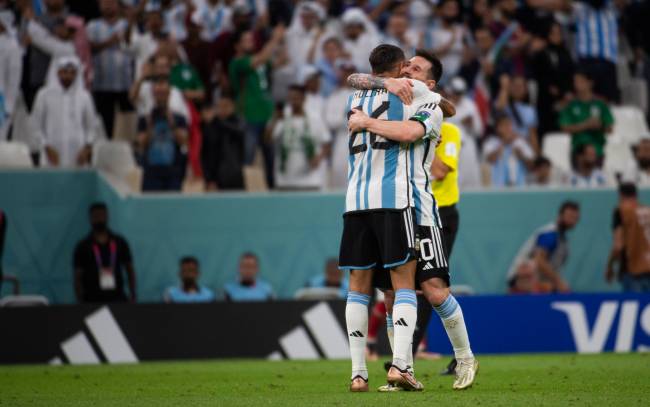 ARGENTINA X MÉXICOCOPA DO MUNDO FIFA, CATAR 202226/11/2022 Messi, nos braços de Nahuel Molina -
